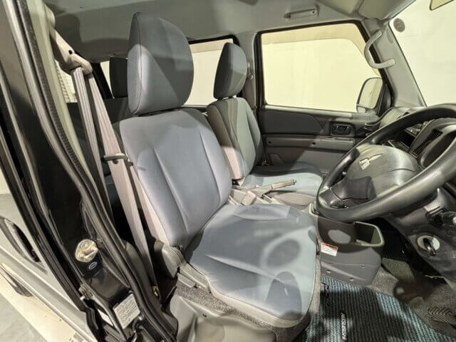 2013 MITSUBISHI MINICAB VAN